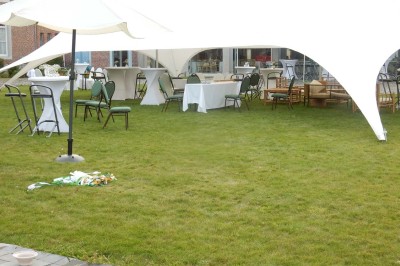 Montgolfière multicolore flottant dans un ciel bleu clair.