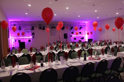 Montgolfière multicolore flottant dans un ciel bleu clair.