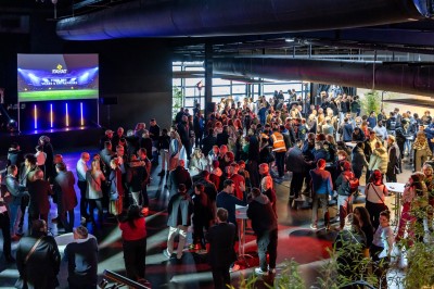 Miniature Location salle Chevilly-Larue (Val-de-Marne) - Rungis Evenements #5 Buffet avec bols, couverts, pains et décorations florales sur une table blanche dans une salle lumineuse.
