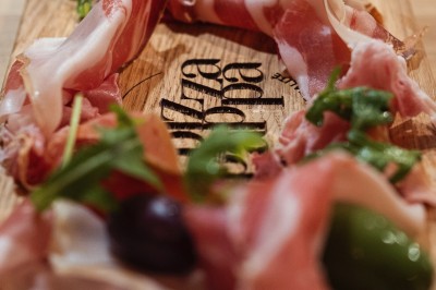 Miniature Location salle Voisins-le-Bretonneux (Yvelines) - Pizza Pappa #7 Piles de boîtes à pizza orange empilées, avec un logo, des illustrations et un numéro de téléphone imprimés.