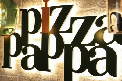 Miniature Location salle Voisins-le-Bretonneux (Yvelines) - Pizza Pappa #3 Piles de boîtes à pizza orange empilées, avec un logo, des illustrations et un numéro de téléphone imprimés.