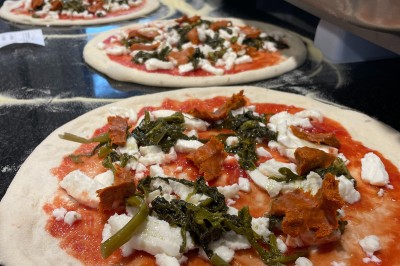 Miniature Location salle Voisins-le-Bretonneux (Yvelines) - Pizza Pappa #4 Piles de boîtes à pizza orange empilées, avec un logo, des illustrations et un numéro de téléphone imprimés.