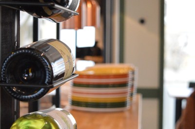 Miniature Location salle Voisins-le-Bretonneux (Yvelines) - Pizza Pappa #2 Piles de boîtes à pizza orange empilées, avec un logo, des illustrations et un numéro de téléphone imprimés.