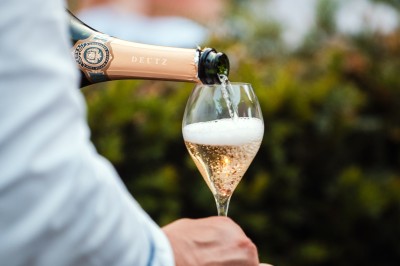 Salle de conférence avec des rangées de chaises colorées face à un écran de projection allumé.