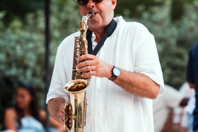 Salle de conférence avec des rangées de chaises colorées face à un écran de projection allumé.