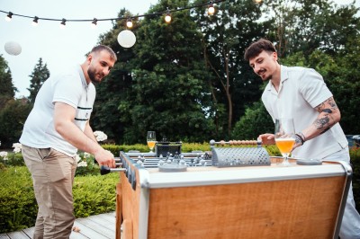 Salle de conférence avec des rangées de chaises colorées face à un écran de projection allumé.