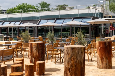 Miniature Location salle Saint-Étienne-du-Rouvray (Seine-Maritime) - Novotel Rouen Sud Zénith Parc Expo #2 Personnes jouant à la pétanque en extérieur, tenant des boissons fraîches dans un cadre ensoleillé.