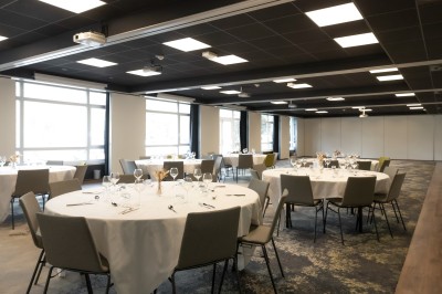 Miniature Location salle Saint-Étienne-du-Rouvray (Seine-Maritime) - Novotel Rouen Sud Zénith Parc Expo #8 Personnes jouant à la pétanque en extérieur, tenant des boissons fraîches dans un cadre ensoleillé.