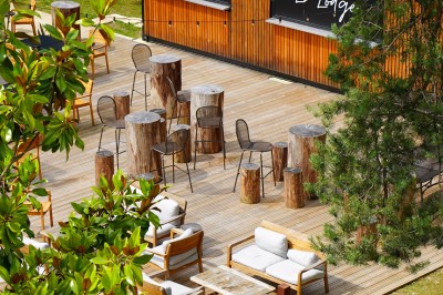 Miniature Location salle Saint-Étienne-du-Rouvray (Seine-Maritime) - Novotel Rouen Sud Zénith Parc Expo #4 Personnes jouant à la pétanque en extérieur, tenant des boissons fraîches dans un cadre ensoleillé.