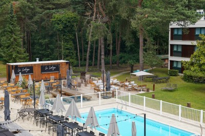 Miniature Location salle Saint-Étienne-du-Rouvray (Seine-Maritime) - Novotel Rouen Sud Zénith Parc Expo #5 Personnes jouant à la pétanque en extérieur, tenant des boissons fraîches dans un cadre ensoleillé.