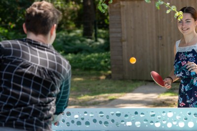 Miniature Location salle Saint-Étienne-du-Rouvray (Seine-Maritime) - Novotel Rouen Sud Zénith Parc Expo #12 Personnes jouant à la pétanque en extérieur, tenant des boissons fraîches dans un cadre ensoleillé.
