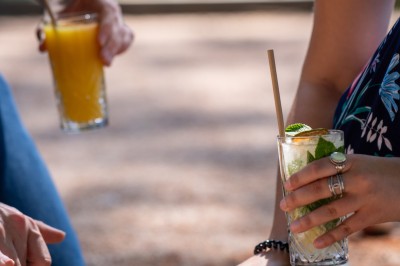 Miniature Location salle Saint-Étienne-du-Rouvray (Seine-Maritime) - Novotel Rouen Sud Zénith Parc Expo #14 Personnes jouant à la pétanque en extérieur, tenant des boissons fraîches dans un cadre ensoleillé.