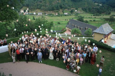 Tranche d'ananas grillée sur un biscuit, garnie de glace vanille, zestes de citron et piments rouges décoratifs.