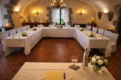 Tranche d'ananas grillée sur un biscuit, garnie de glace vanille, zestes de citron et piments rouges décoratifs.