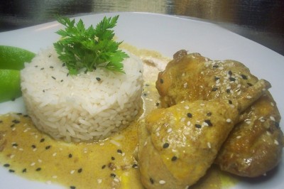 Tranches d'ananas caramélisées disposées sur un plat blanc, décorées de feuilles de menthe fraîche.