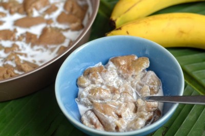 Tranches d'ananas caramélisées disposées sur un plat blanc, décorées de feuilles de menthe fraîche.