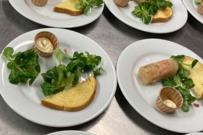 Miniature Traiteur Lentilly (Rhône) - Les Jumeaux Authentiques #8 Portions individuelles de salade de pâtes aux légumes servies dans des coupelles en bois avec des mini-fourchettes.