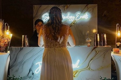 Dessert composé d'un gâteau au chocolat avec une garniture blanche et d'une boule de glace sur un lit de crumble.