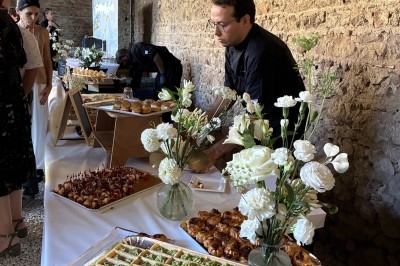 Dessert composé d'un gâteau au chocolat avec une garniture blanche et d'une boule de glace sur un lit de crumble.