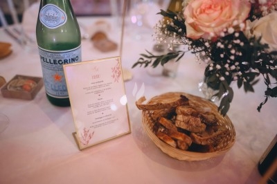 Dessert composé d'un gâteau au chocolat avec une garniture blanche et d'une boule de glace sur un lit de crumble.