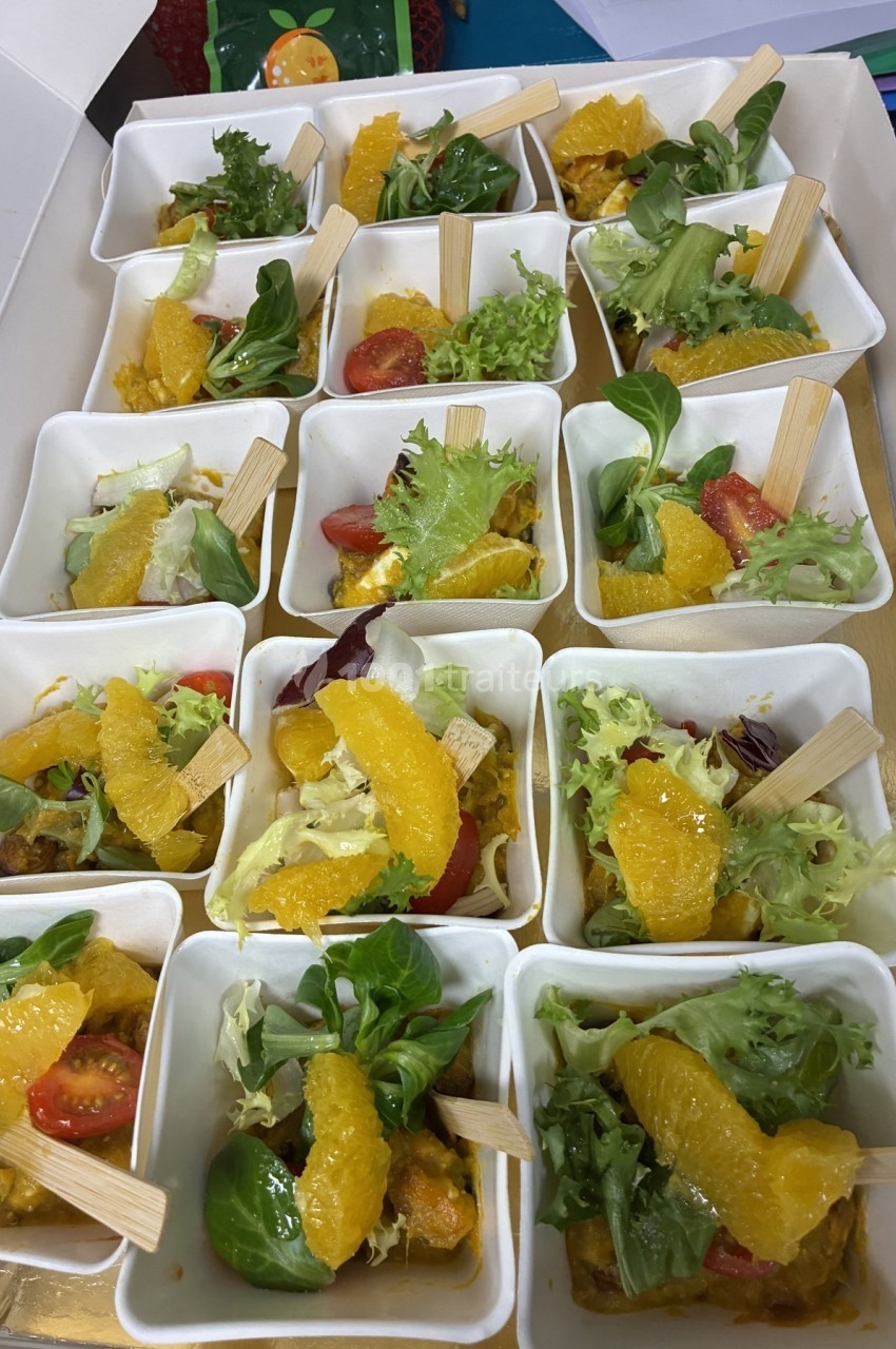 Petites verrines de salade composée avec segments d'orange, tomates cerises, feuilles de salade et croûtons.