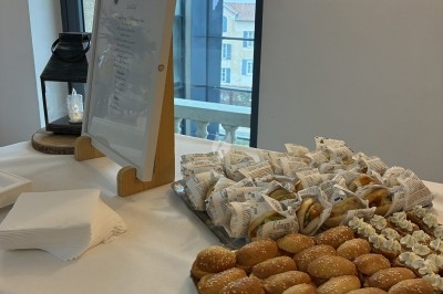 Dessert composé d'un gâteau au chocolat avec une garniture blanche et d'une boule de glace sur un lit de crumble.