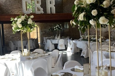 Dessert composé d'un gâteau au chocolat avec une garniture blanche et d'une boule de glace sur un lit de crumble.