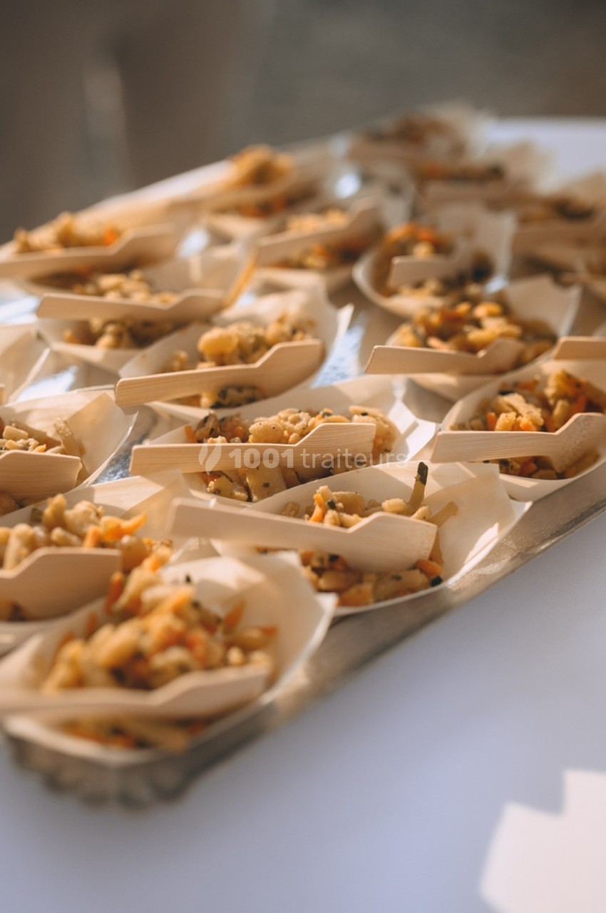 Petites portions de salade colorée servies dans des coupelles individuelles en bois sur une table blanche.