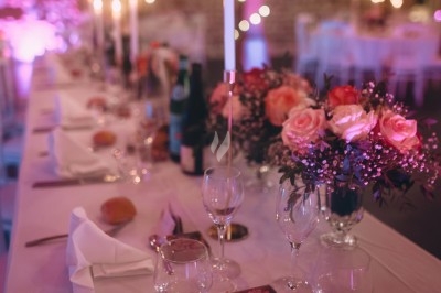 Dessert composé d'un gâteau au chocolat avec une garniture blanche et d'une boule de glace sur un lit de crumble.
