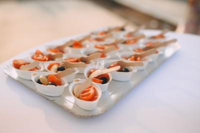 Dessert composé d'un gâteau au chocolat avec une garniture blanche et d'une boule de glace sur un lit de crumble.
