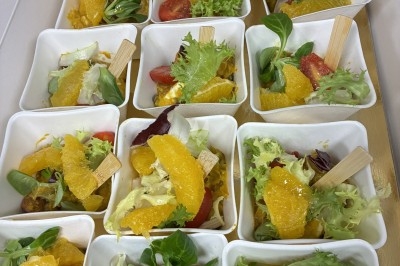 Dessert composé d'un gâteau au chocolat avec une garniture blanche et d'une boule de glace sur un lit de crumble.