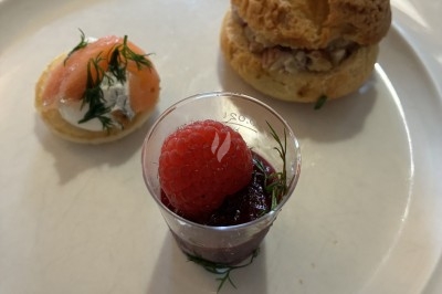 Dessert composé d'un gâteau au chocolat avec une garniture blanche et d'une boule de glace sur un lit de crumble.