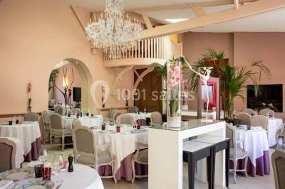 Sculpture moderne d'un taureau noir aux cornes longues et rouges, avec une posture dynamique et stylisée.