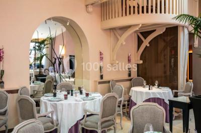 Sculpture moderne d'un taureau noir aux cornes longues et rouges, avec une posture dynamique et stylisée.