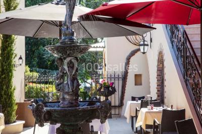 Sculpture moderne d'un taureau noir aux cornes longues et rouges, avec une posture dynamique et stylisée.