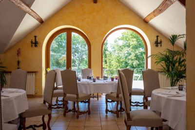 Sculpture moderne d'un taureau noir aux cornes longues et rouges, avec une posture dynamique et stylisée.