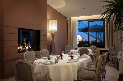 Sculpture moderne d'un taureau noir aux cornes longues et rouges, avec une posture dynamique et stylisée.