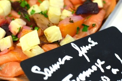 Assiette de magret de canard tranché sur purée de patates douces, garnie de persil et accompagnée d'une sauce.