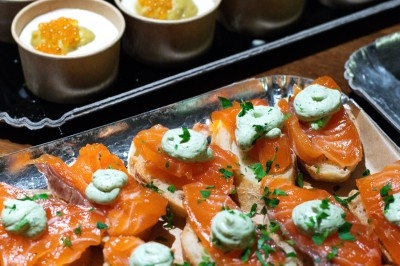 Assiette de magret de canard tranché sur purée de patates douces, garnie de persil et accompagnée d'une sauce.