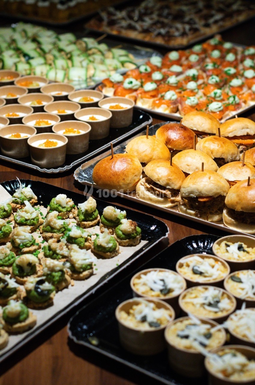 Plateaux variés de bouchées apéritives, incluant mini-burgers, verrines, sushis et autres amuse-bouches.