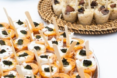 Assiette de magret de canard tranché sur purée de patates douces, garnie de persil et accompagnée d'une sauce.