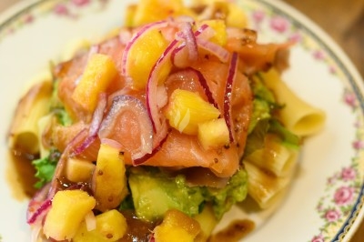 Assiette de magret de canard tranché sur purée de patates douces, garnie de persil et accompagnée d'une sauce.