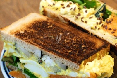 Assiette de magret de canard tranché sur purée de patates douces, garnie de persil et accompagnée d'une sauce.