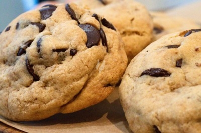 Assiette de magret de canard tranché sur purée de patates douces, garnie de persil et accompagnée d'une sauce.