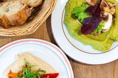 Assiette de magret de canard tranché sur purée de patates douces, garnie de persil et accompagnée d'une sauce.
