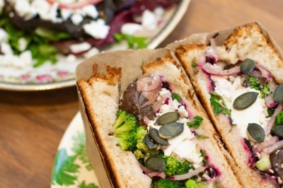 Assiette de magret de canard tranché sur purée de patates douces, garnie de persil et accompagnée d'une sauce.