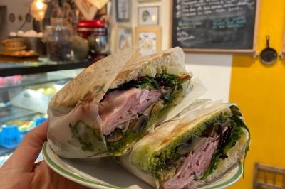 Assiette de magret de canard tranché sur purée de patates douces, garnie de persil et accompagnée d'une sauce.