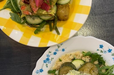 Assiette de magret de canard tranché sur purée de patates douces, garnie de persil et accompagnée d'une sauce.