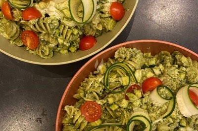 Assiette de magret de canard tranché sur purée de patates douces, garnie de persil et accompagnée d'une sauce.