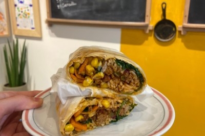 Assiette de magret de canard tranché sur purée de patates douces, garnie de persil et accompagnée d'une sauce.